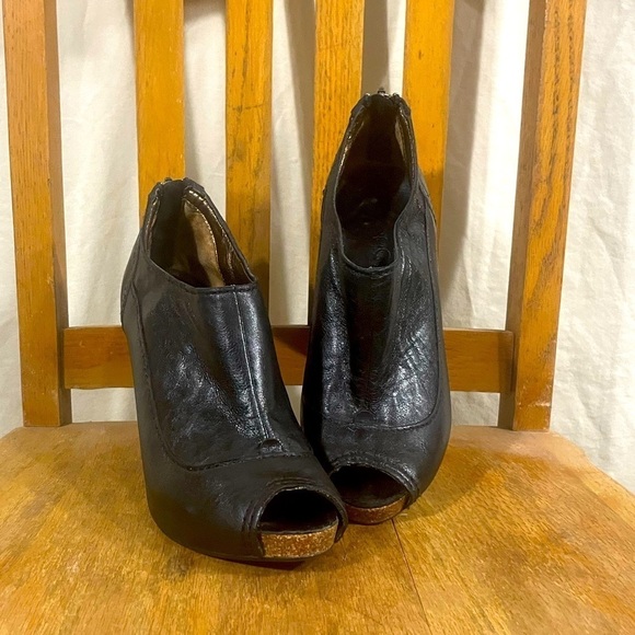 APEPAZZA Pavia Black Leather Heeled Ankle Booties Size 8.5 - Picture 1 of 10